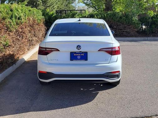 Opal White Pearl 2023 Volkswagen Jetta 1.5T SE