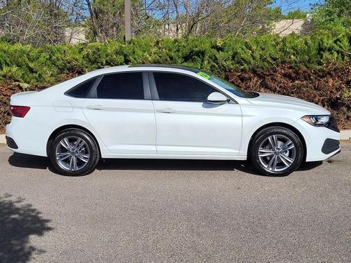 Opal White Pearl 2023 Volkswagen Jetta 1.5T SE