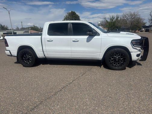 Ivory White Tri-Coat Pearlcoat 2022 RAM 1500 Limited