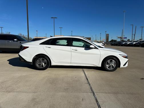 2025 Hyundai ELANTRA SE