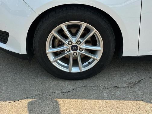 OXFORD WHITE 2016 Ford Focus SE