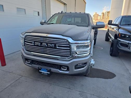 2020 RAM 3500 Laramie Crew Cab 4x4 8' Box