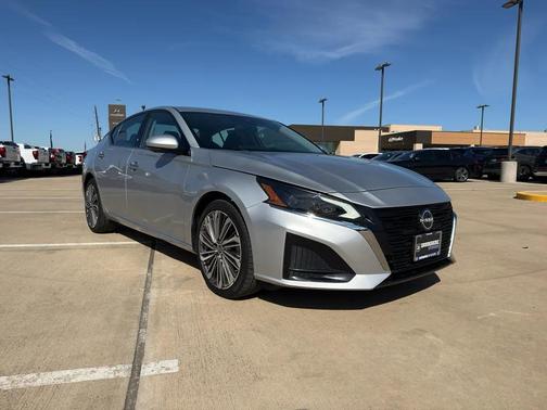 Brilliant Silver Metallic 2023 Nissan Altima 2.5 SL