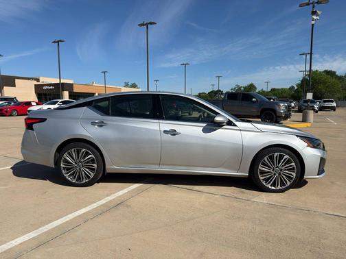 Brilliant Silver Metallic 2023 Nissan Altima 2.5 SL