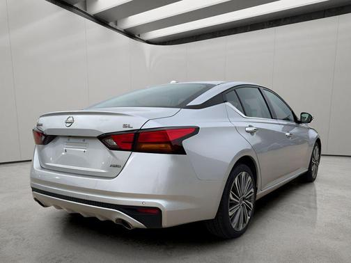 Brilliant Silver Metallic 2023 Nissan Altima 2.5 SL