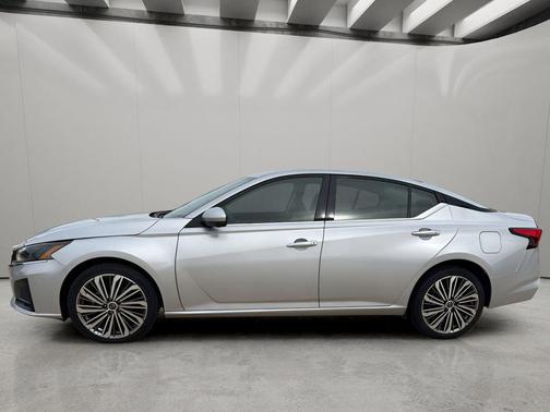 Brilliant Silver Metallic 2023 Nissan Altima 2.5 SL