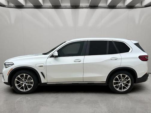 Mineral White Metallic 2022 BMW X5 PHEV xDrive45e