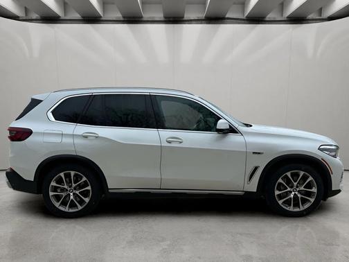 Mineral White Metallic 2022 BMW X5 PHEV xDrive45e