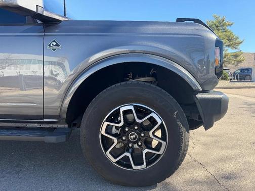 CARBONIZED GRAY METALLIC 2024 Ford Bronco Outer Banks