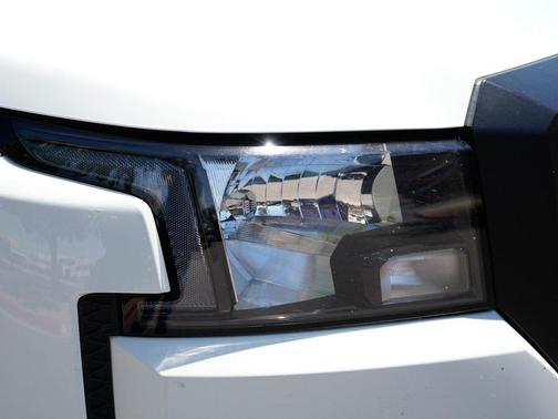 Glacier White 2024 Nissan Frontier S