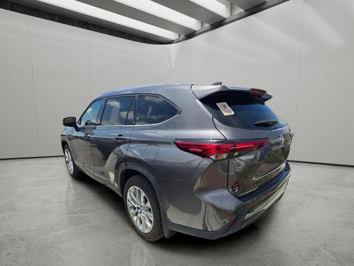 Magnetic Gray Metallic 2021 Toyota Highlander Limited