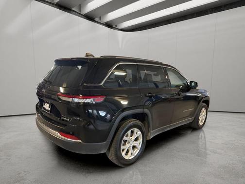 Diamond Black Crystal Pearl 2023 Jeep Grand Cherokee Limited