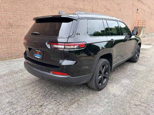 Diamond Black Crystal Pearlcoat 2023 Jeep Grand Cherokee L Altitude