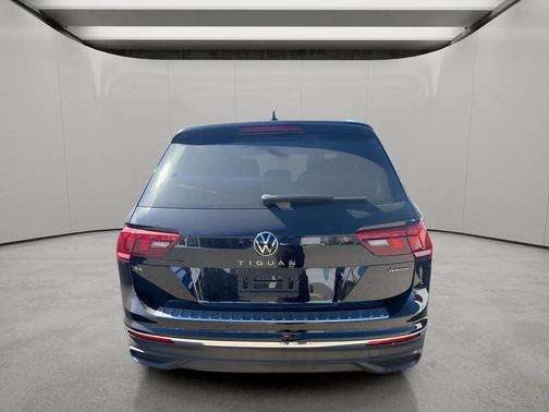 Deep Black Pearl 2022 Volkswagen Tiguan 2.0T SE 4MOTION
