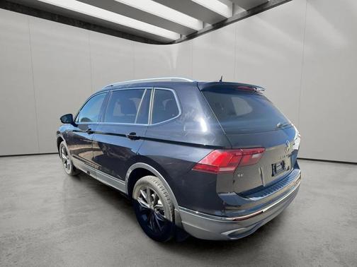 Deep Black Pearl 2022 Volkswagen Tiguan 2.0T SE 4MOTION