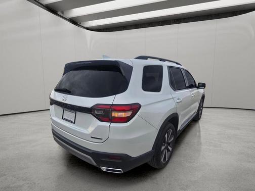 Crystal Black Pearl 2024 Honda Pilot Touring 8-Passenger