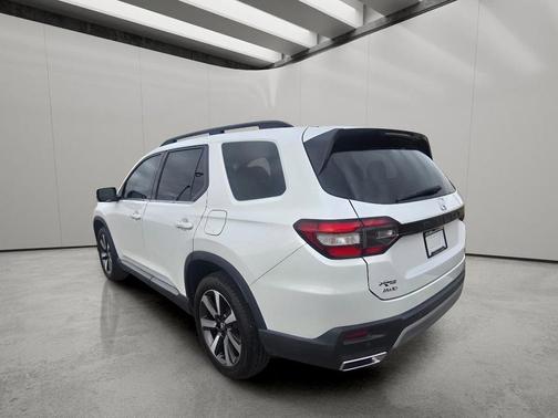 Crystal Black Pearl 2024 Honda Pilot Touring 8-Passenger