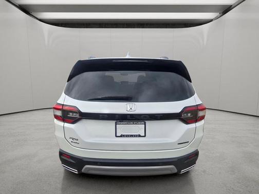 Crystal Black Pearl 2024 Honda Pilot Touring 8-Passenger