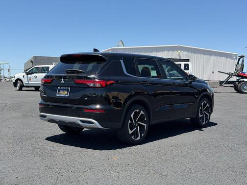 Labrador Black Pearl 2022 Mitsubishi Outlander SE Black Edition