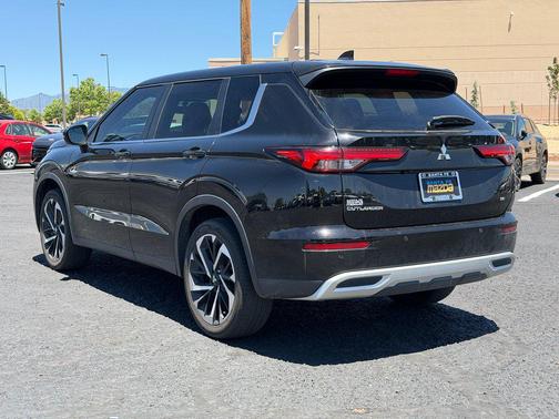 Labrador Black Pearl 2022 Mitsubishi Outlander SE Black Edition