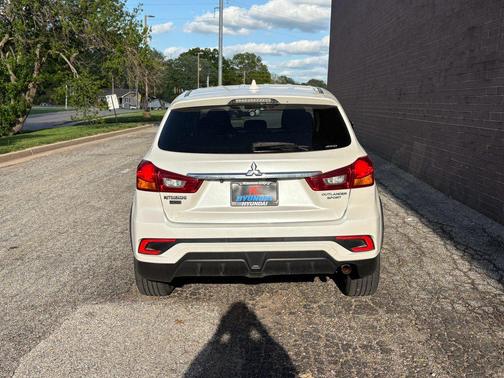 Diamond White Pearl 2018 Mitsubishi Outlander Sport 2.0 LE