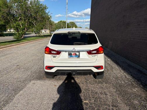 Diamond White Pearl 2018 Mitsubishi Outlander Sport 2.0 LE