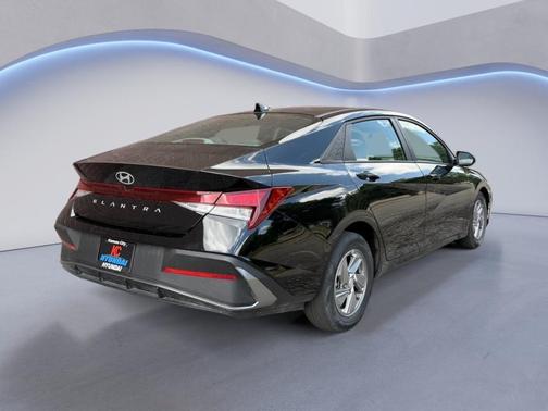 Abyss Black 2025 Hyundai ELANTRA SE