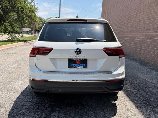Opal White Pearl 2023 Volkswagen Tiguan 2.0T SE