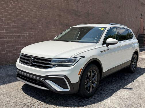 Opal White Pearl 2023 Volkswagen Tiguan 2.0T SE