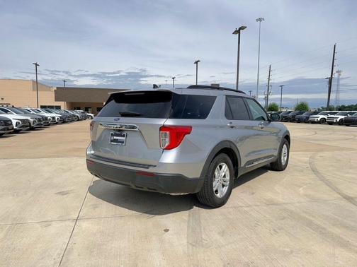 ICONIC SILVER METALLIC 2021 Ford Explorer XLT