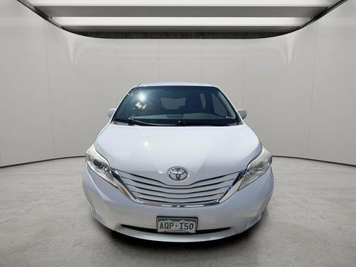 Super White 2015 Toyota Sienna LE