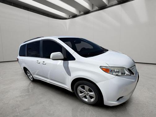 Super White 2015 Toyota Sienna LE