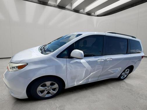 Super White 2015 Toyota Sienna LE