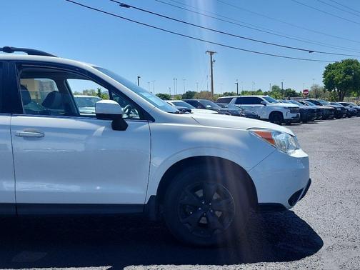 Crystal White Pearl 2016 Subaru Forester 2.5i Limited