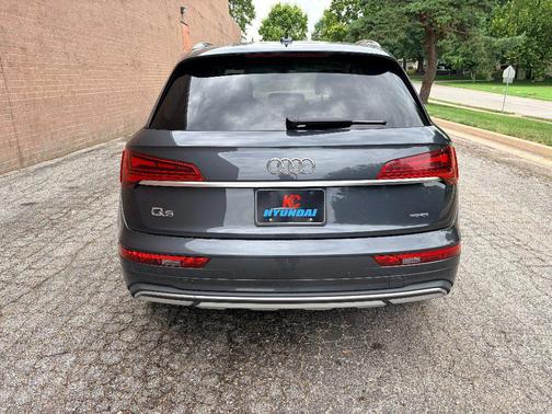 Manhattan Gray Metallic 2021 Audi Q5 45 Premium Plus