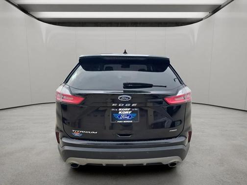 AGATE BLACK METALLIC 2022 Ford Edge Titanium