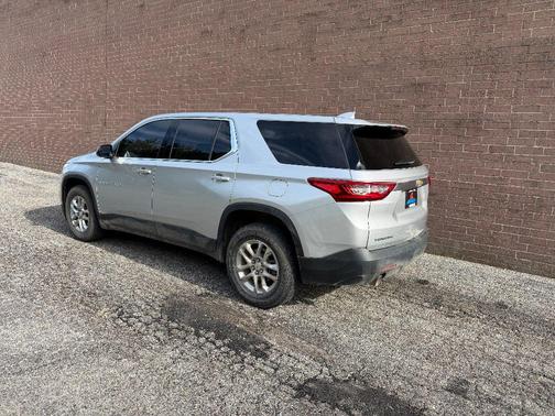 Silver Ice Metallic 2019 Chevrolet Traverse LS