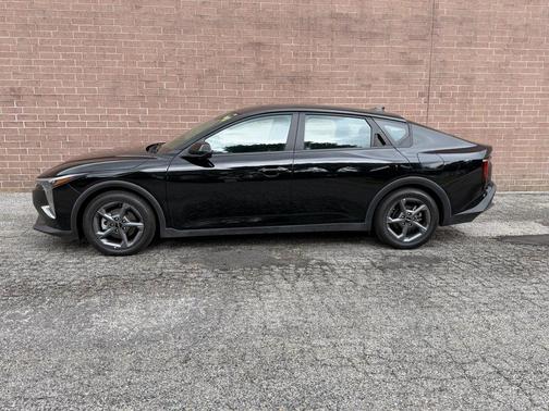 Aurora Black Pearl 2025 Kia K4 LXS