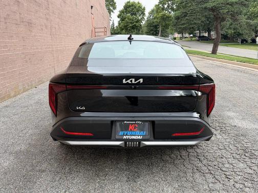 Aurora Black Pearl 2025 Kia K4 LXS