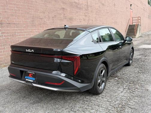 Aurora Black Pearl 2025 Kia K4 LXS