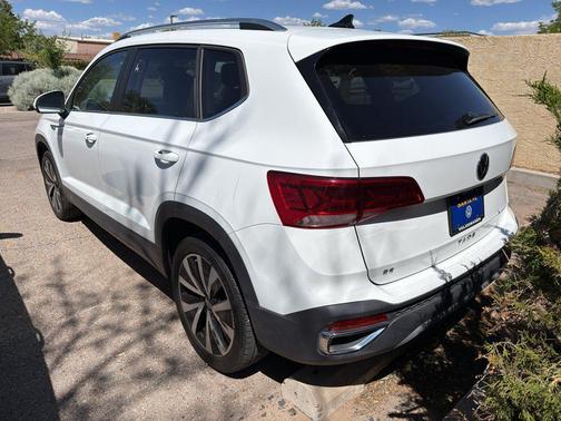 White 2024 Volkswagen Taos 1.5T SE