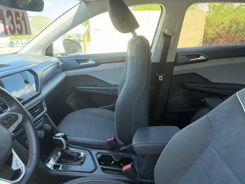 White 2024 Volkswagen Taos 1.5T SE