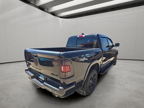 Diamond Black Crystal Pearlcoat 2022 RAM 1500 Laramie