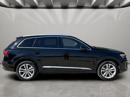 Mythos Black Metallic 2025 Audi Q7 55 Premium Plus