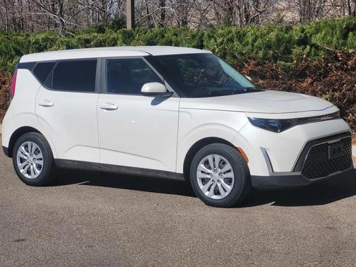 Snow White Pearl 2023 Kia Soul LX