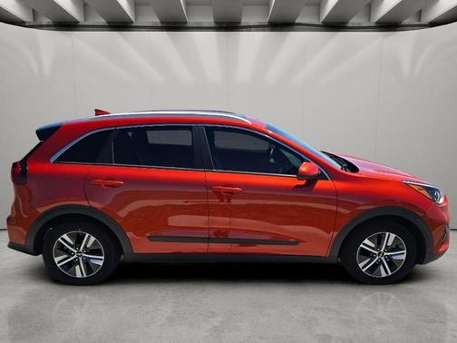 Solar Orange 2022 Kia Niro LXS