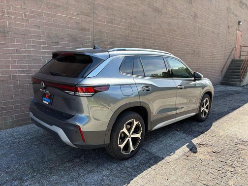 Platinum Gray Metallic 2025 Volkswagen Tiguan 2.0T SE 4MOTION