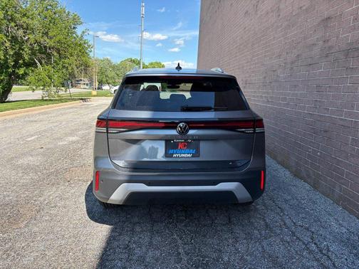 Platinum Gray Metallic 2025 Volkswagen Tiguan 2.0T SE 4MOTION