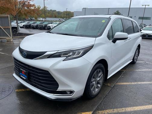 2023 Toyota Sienna XLE