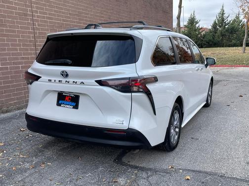 2023 Toyota Sienna XLE